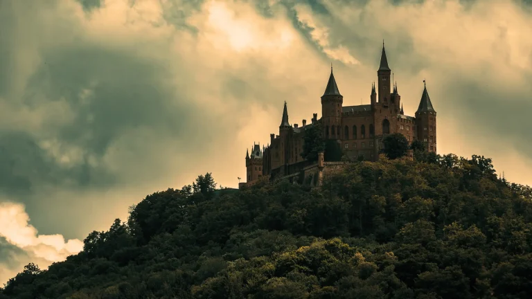 Fantasy Française - Cité fantasy au loin