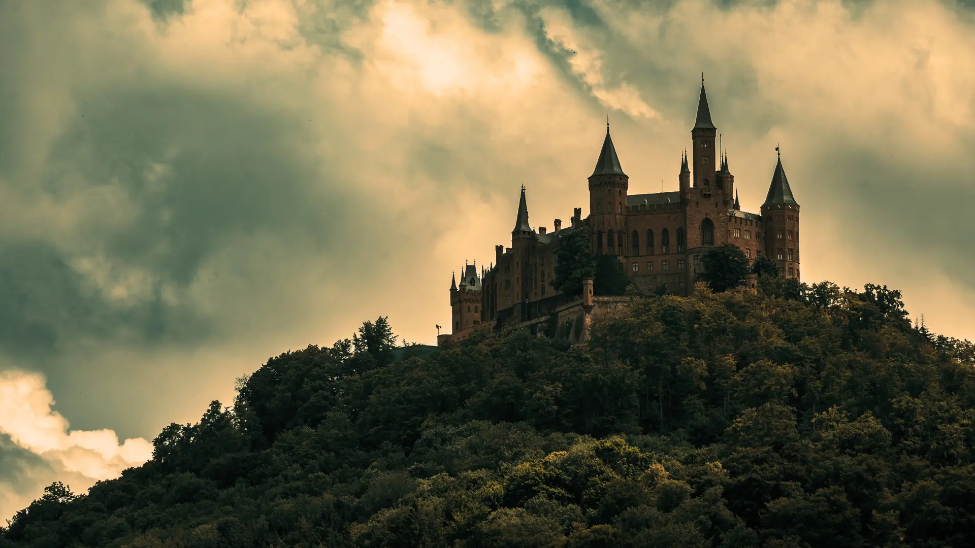 Fantasy Française - Cité fantasy au loin